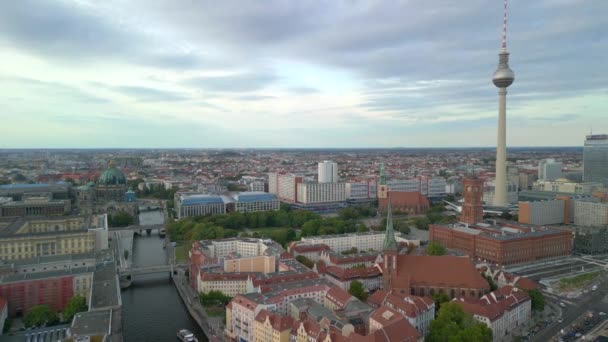 パノラマ概要2022年夏のスカイライン ベルリン中心街のドローン 4K映画 — ストック動画