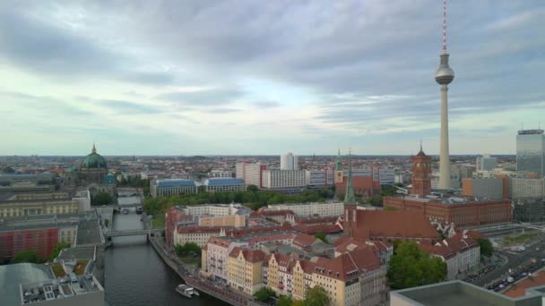 2022年夏 全景环绕柏林市中心的无人侦察机飞行 4K电影制作 — 图库视频影像