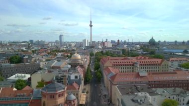 2022 yazında Berlin 'in insansız hava aracı görüntüleri. 4k Sinematik