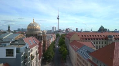 2022 yazında Oranienburger Caddesi 'nde ters uçakla uçmak. 4k Sinematik