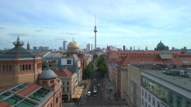 2022 yazında Berlin Sinagogu şehri Oranienburger Caddesi 'nin aşırı hızlı hareket hızı zaman aşımı rampası. 4k Sinematik
