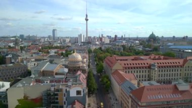 2022 yazında Oranienburger Caddesi 'nde insansız hava aracı. 4k Sinematik