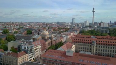 2022 yazında Sinagog Berlin şehri Oranienburger Caddesi 'nin insansız hava aracı. 4k Sinematik