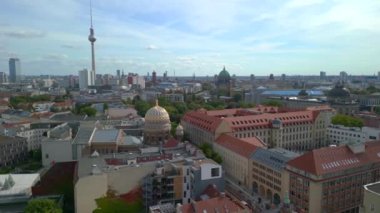 2022 yazında Berlin şehir merkezindeki panorama eğimli insansız hava aracı. 4k Sinematik