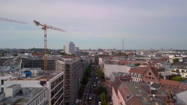 Voar Empurrar Drone Cidade Berlim Oranienburger Rua Verão 2022 Cinemático — Vídeo de Stock