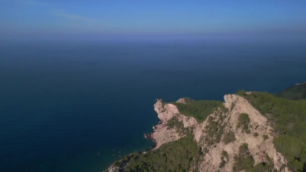 2022年夏の夏の昼間にイビザ山の崖の端の無人機 4Kシネマティック — ストック動画