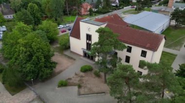 2022 yazında Brandenburg 'daki bir ilköğretim okulunun kuş bakışı insansız hava aracı. 4k Sinematik