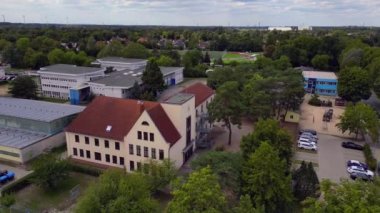 2022 yazında Brandenburg 'daki bir ilköğretim okulunun insansız hava aracı görüntüleri. 4k Sinematik