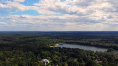 Brandenburg Almanya 'da yaz günü Brieselang Mahallesi' nin Hiperlapse hızlandırılmış zaman aşımı rampası. 4k Sinematik