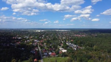 Brandenburg Almanya 'da yaz günü Brieselang Mahallesi' nin Hiperlapse hızlandırılmış zaman aşımı rampası. 4k Sinematik