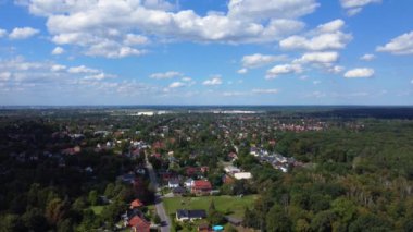 2022 yazında Brandenburg Almanya 'da Brieselang köyünün insansız hava aracı. 4k Sinematik