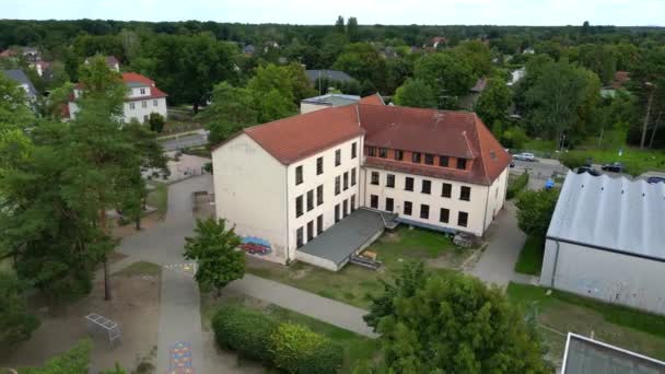 Brandenburg Daki Bir Ilköğretim Okulunun 2022 Yazında Hızlandırılmış Hız Rampası — Stok video