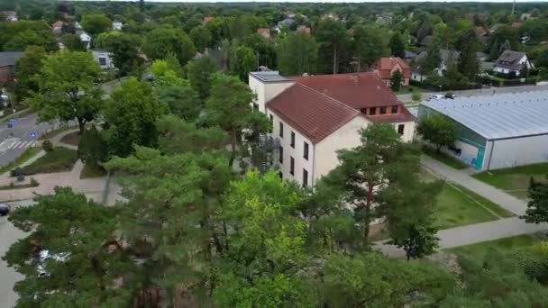 Dronă Orbită Largă Unei Școli Cuprinzătoare Din Brandenburg Ziua Vară — Videoclip de stoc