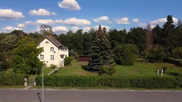 德国勃兰登堡市Brieselang村社区在2022年夏日的快速坡道滑行滑行时间 4K电影制作 — 图库视频影像