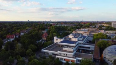 Bedava üniversite Berlin Dahlem altın saatinin 2022 yazının insansız hava aracı görüntüleri. Yukarıdan 4k sinematik görünüm