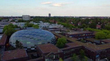 2022 yazında ücretsiz üniversite Berlin Dahlem altın saatinin insansız hava aracı. Yukarıdan 4k sinematik görünüm