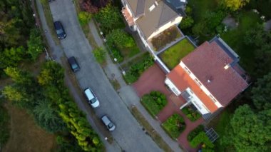 Özgür üniversite Berlin Dahlem 'in insansız hava aracını 2022 yazının altın saatine getirin. Yukarıdan 4k sinematik görünüm
