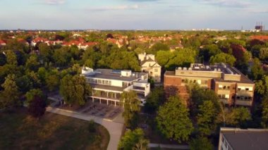 Bedava üniversite Berlin Dahlem altın saatinin 2022 yazının insansız hava aracı görüntüleri. Yukarıdan 4k sinematik görünüm