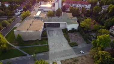 Özgür üniversite Berlin 'in kuş bakışı drone' u. Yaz 2022 'nin altın saati. Yukarıdan 4k sinematik görünüm