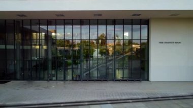 Yaz 2022 'de Berlin Dahlem' in ücretsiz insansız hava aracını ters uçur. Yukarıdan 4k sinematik görünüm