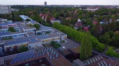 2022 yazında ücretsiz üniversite Berlin Dahlem altın saatinin insansız hava aracı. Yukarıdan 4k sinematik görünüm