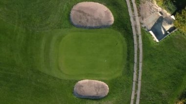 2022 yazında Brandenburg Ormanı 'ndaki golf sahasında. 4k Sinematik