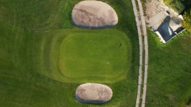 2022 yazında Brandenburg Ormanı 'ndaki golf sahasının dikey kuşları göz teması kurmuş. 4k Sinematik