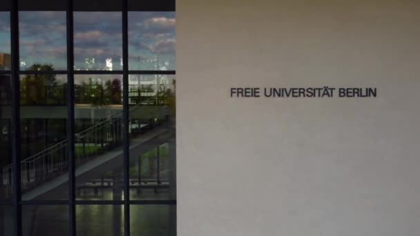 自由大学ベルリン ダーレム ゴールデン アワー2022年夏のドローンへのブームスライドです 上からの4Kシネマティックビュー — ストック動画