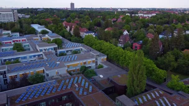 Panoramaübersicht Drohne Der Freien Universität Berlin Dahlem Goldene Stunde Sommer — Stockvideo