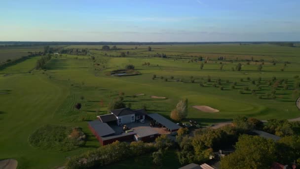 Boom Slide Para Drone Esquerdo Campo Golfe Nas Florestas Brandenburg — Vídeo de Stock