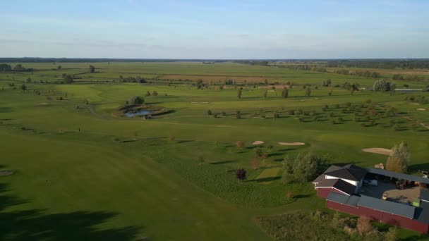 Visão Geral Órbita Ampla Drone Campo Golfe Nas Florestas Brandenburg — Vídeo de Stock