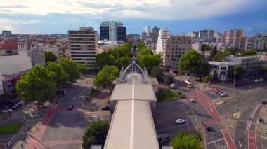 Hız rampası, Nollendorf Place Berlin 'in Hiperlapse hızlandırılmış zaman aralığı 2022 yazında. 4k Sinematik