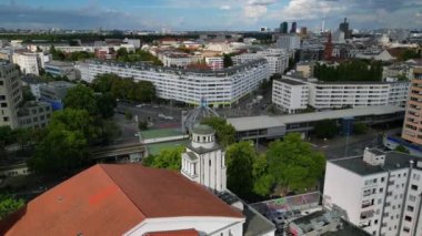 Hız rampası, Nollendorf Place Berlin 'in Hiperlapse hızlandırılmış zaman aralığı 2022 yazında. 4k Sinematik