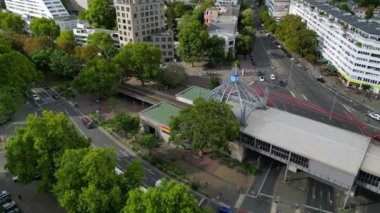 2022 yazında Nollendorf Place Berlin 'in kuş bakışı insansız hava aracı. 4k Sinematik