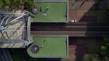 2022 yazında Nollendorf Place Berlin 'in dikey kuşlara bakan insansız hava aracı. 4k Sinematik