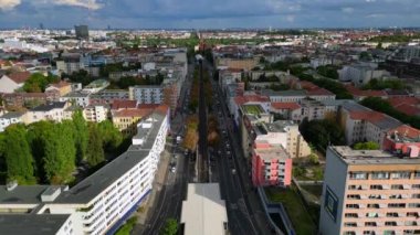 2022 yazında Nollendorf Place Berlin 'in insansız hava aracı. 4k Sinematik