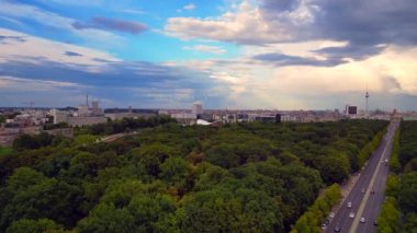 Almanya 'nın 17 Haziran günü 2022 yılının yaz günü Berlin caddesinin geniş yörünge görüntüsü insansız hava aracı. 4k Sinematik