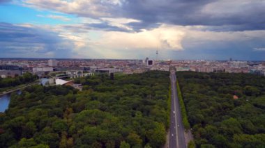 Berlin 17 Haziran 'da, 2022 yazında, Berlin' in insansız hava aracına saldırı düzenlendi. 4k Sinematik
