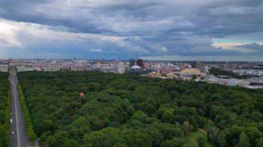 2022 yazında 17 Haziran Berlin Caddesi 'nin sağ insansız hava aracına rotasyon. 4k Sinematik