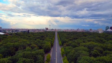Berlin 17 Haziran 'da 2022 yazında Berlin' in panorama insansız hava aracı. 4k Sinematik