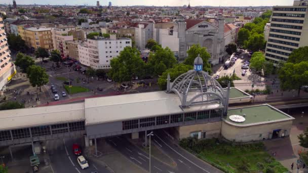 2022年夏の夏の日に ノルウェンドルフ プレイス ベルリン ドイツの固定三脚ホバリング無人機 4Kシネマティック — ストック動画