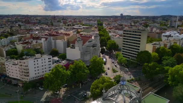 德国柏林诺伦多夫广场 Nollendorf Place Berlin Germany 的全景轨道无人机 2022年夏天 4K电影制作 — 图库视频影像