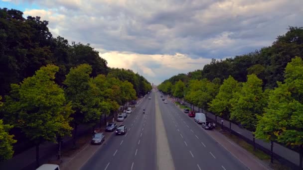 Volare Drone Inverso Del Giugno Street Berlin Germania Giorno Estate — Video Stock