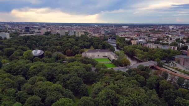 德国柏林贝尔维尤城堡 Bellevue Castle Berlin Germany 在2022年夏天的广域轨道概览无人机 4K电影制作 — 图库视频影像