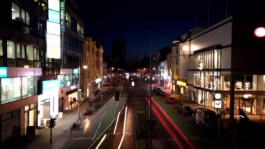 2022 akşamında Berlin Steglitz 'in sabit tripodlu dronu havada süzülüyor. 4k Sinematik