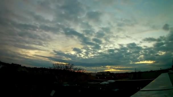 Lluvia Meteorológica Cielo Ligeramente Nublado Sobre Los Tejados Ciudad Berlín — Vídeos de Stock