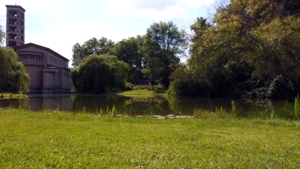 勃兰登堡市波茨坦市温暖的夏日 人们在公园里滑倒 — 图库视频影像