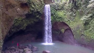 2017 yazı, Bali Orman Şelalesi 'nin yavaş çekim insansız hava aracı. HD SinematikName