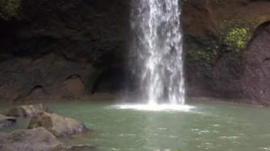 2017 yazında, Bali Ormanı şelalesinin yavaş çekimde ters uçan dronu. HD SinematikName