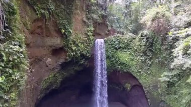 Bali Ormanı Şelalesi 'nin insansız hava aracı 2017 yazı. HD SinematikName